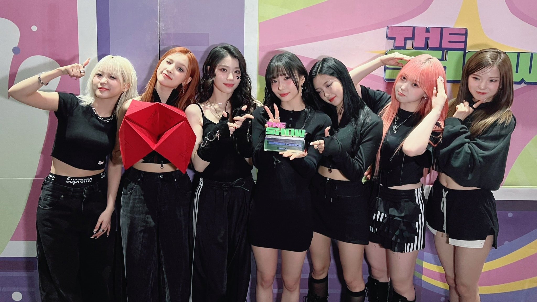 Kep1er mengambil trofi musik pertama untuk 'TIPI-TAP' di 'The Show'