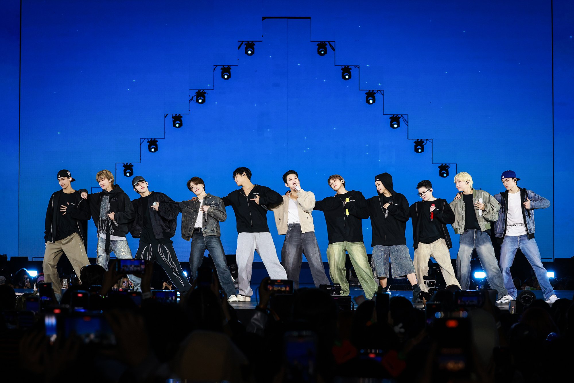 SEVENTEEN mengakhiri tur 'RIGHT HERE' di AS dengan pertunjukan debut stadion di LA SEVENTEEN mengakhiri tur 'RIGHT HERE' di AS dengan pertunjukan debut stadion di LA