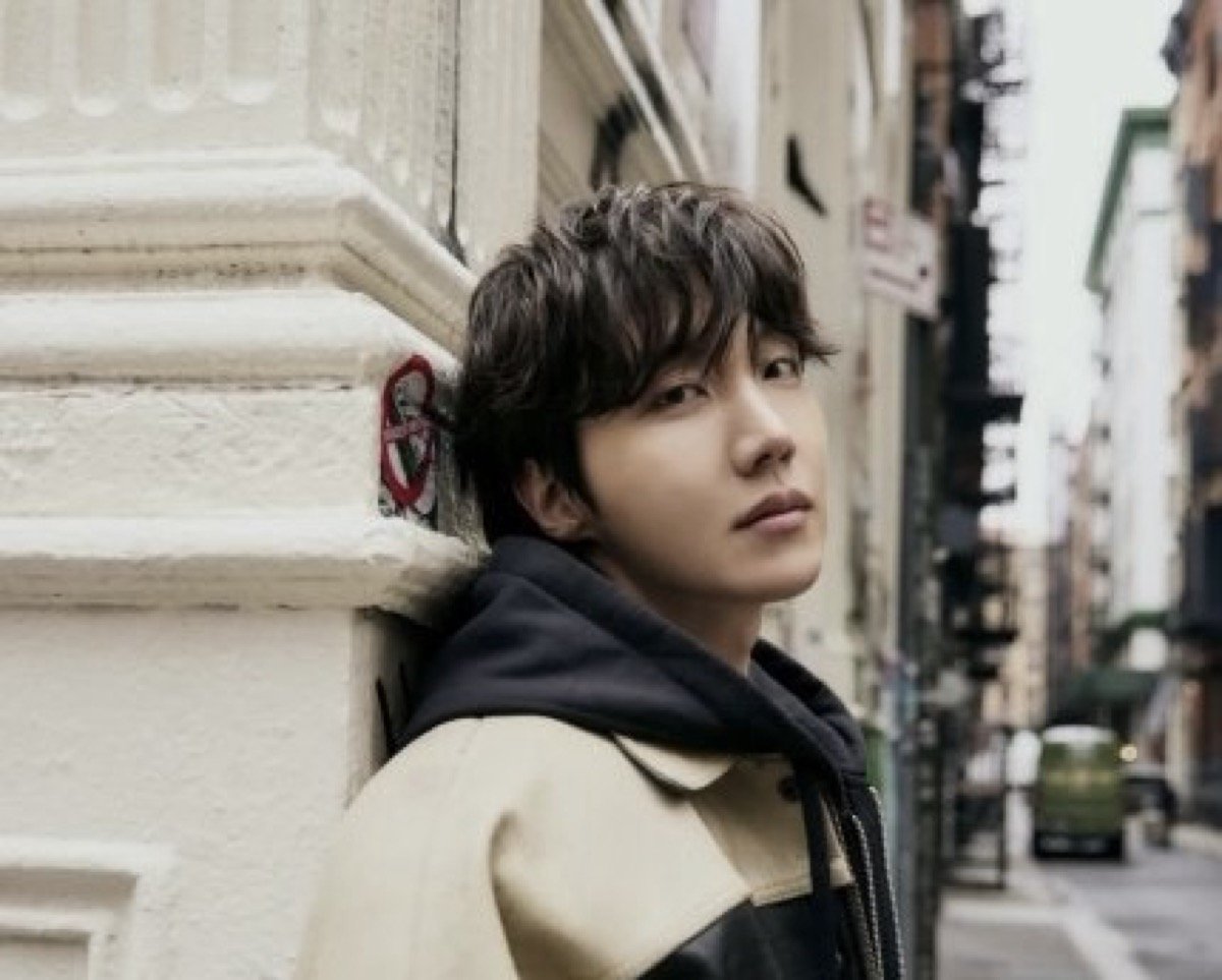 J-Hope BTS berterima kasih kepada penggemar dengan janji “jalan berbunga” setelah wajib militer J-Hope BTS berterima kasih kepada penggemar dengan janji “jalan berbunga” setelah wajib militer