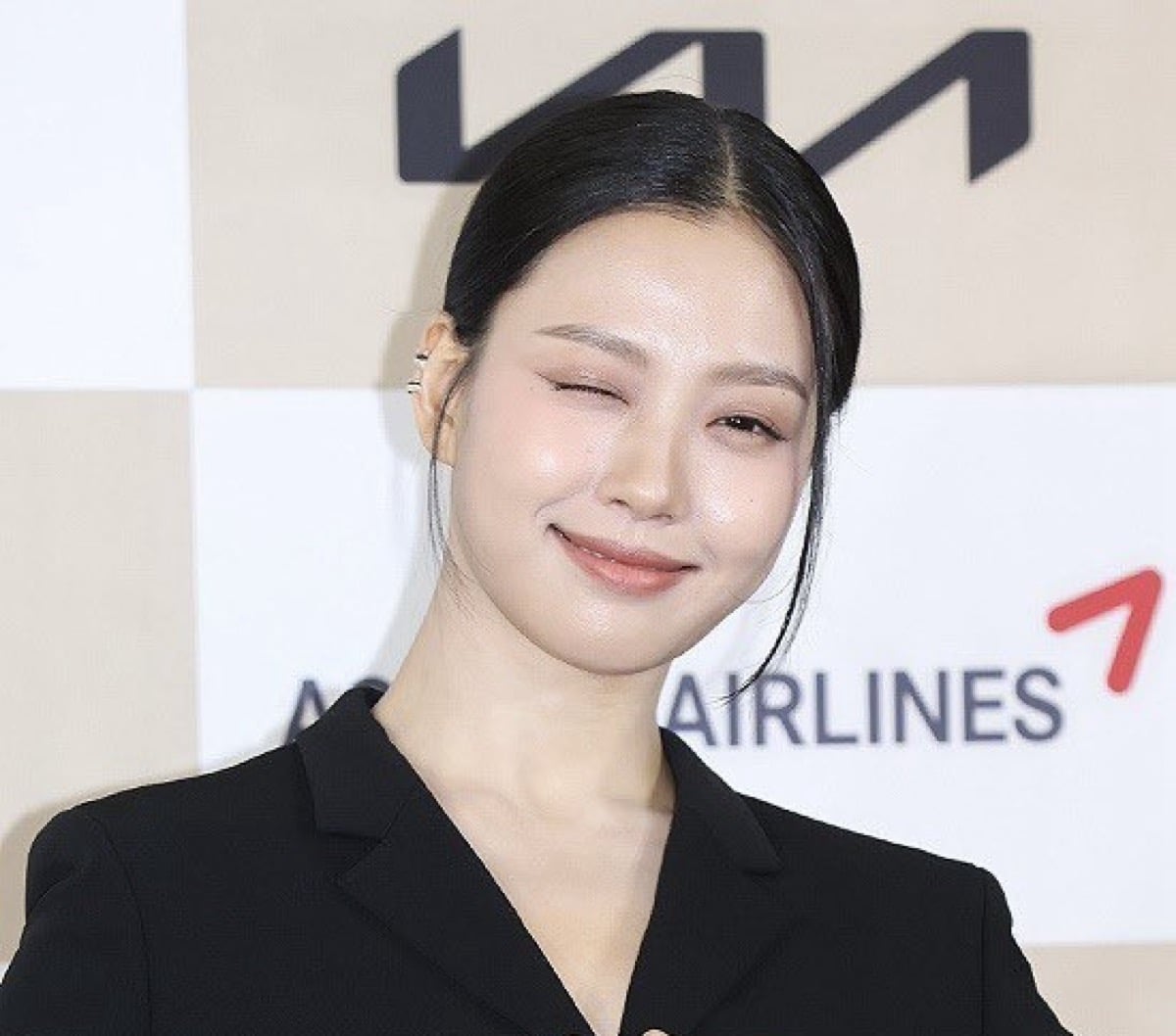 Go Min Si mendonasikan 50 juta KRW (sekitar 36.000 USD) untuk mendukung para lansia selama musim dingin yang keras