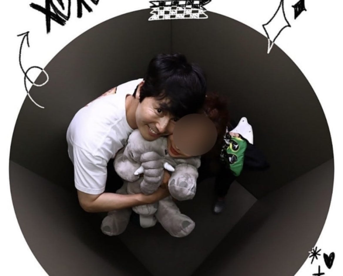 Tipster mengungkap foto stiker Jung Woo Sung bersama wanita non-selebriti ditemukan