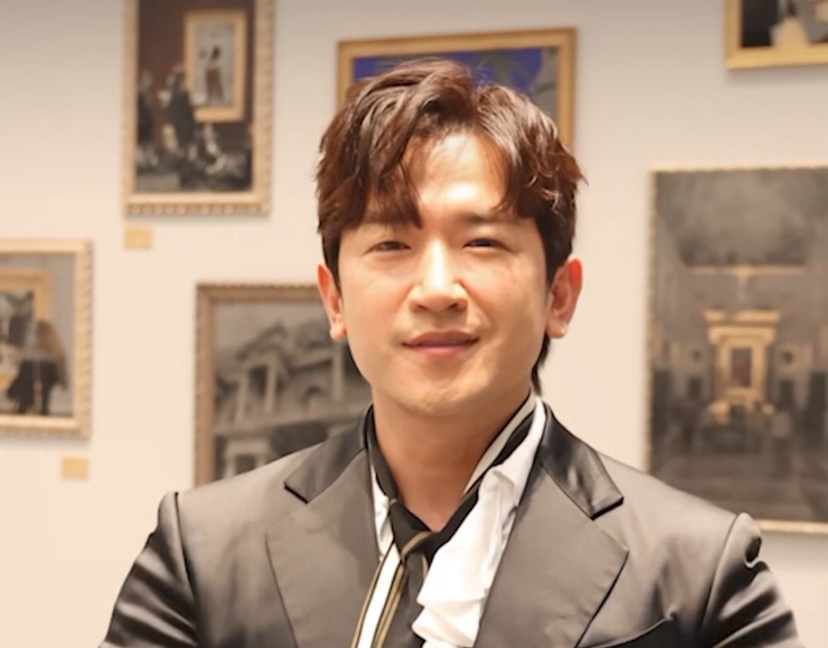 Debut Lee Minwoo di teater dirusak oleh permintaan tiket gratis dari kenalannya