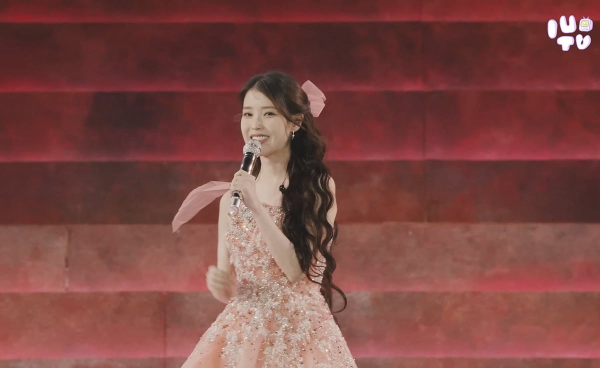 IU merenungkan konsernya yang ke-100 dan akhir tur dunianya IU merenungkan konsernya yang ke-100 dan akhir tur dunianya