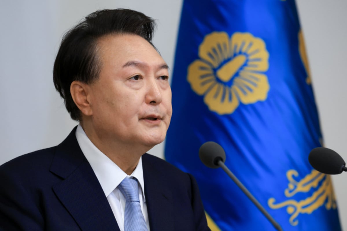 Presiden Korea Selatan Yoon Suk Yeol mengumumkan darurat militer, menuduh partai oposisi melakukan aktivitas anti-negara Presiden Korea Selatan Yoon Suk Yeol mengumumkan darurat militer, menuduh partai oposisi melakukan aktivitas anti-negara