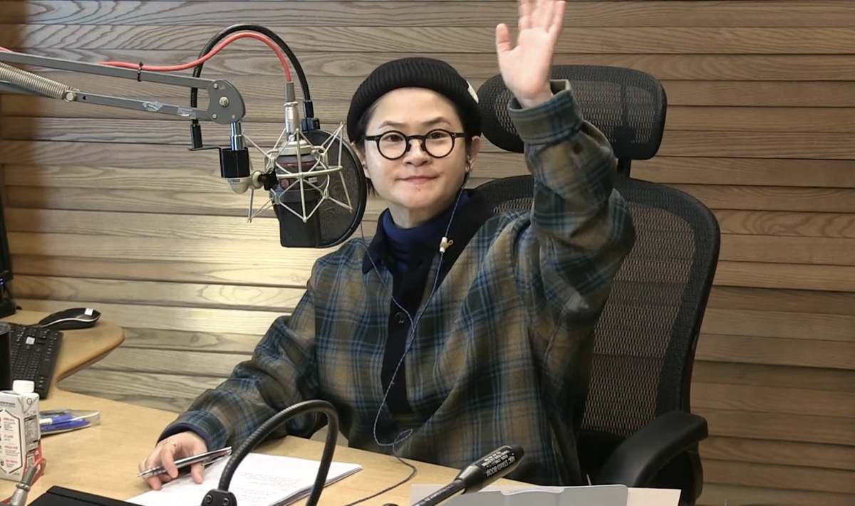 Kim Shin Young merenungkan deklarasi darurat militer selama siaran radio Kim Shin Young merenungkan deklarasi darurat militer selama siaran radio