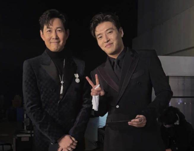 Momen di balik layar Lee Jung Jae di Blue Dragon Film Awards Momen di balik layar Lee Jung Jae di Blue Dragon Film Awards