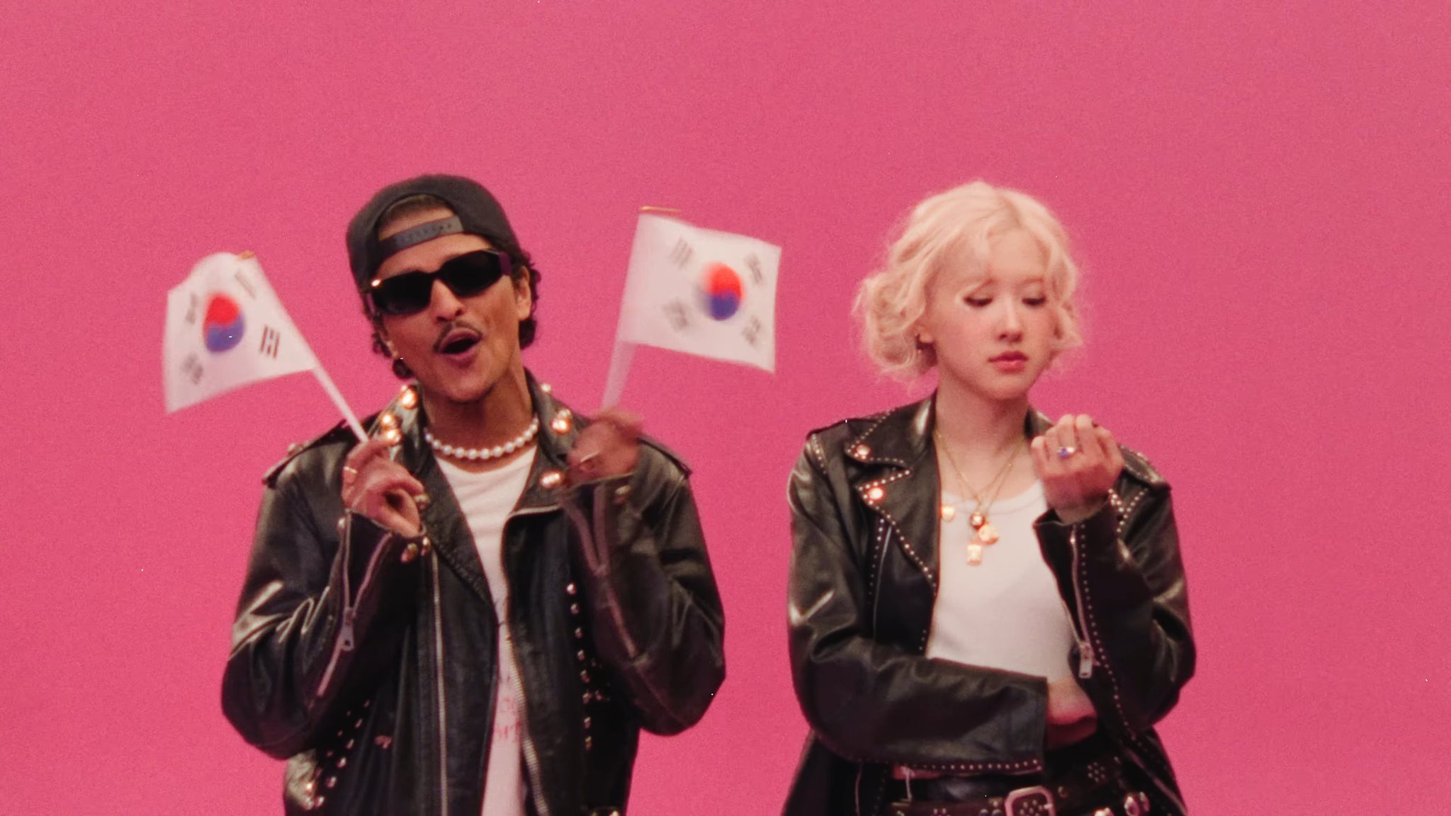BLACKPINK Rosé dan Bruno Mars' 'APT.' MV melampaui BTS “Dynamite” untuk menjadi MV K-pop tercepat yang mencapai 500 juta penayangan YouTube