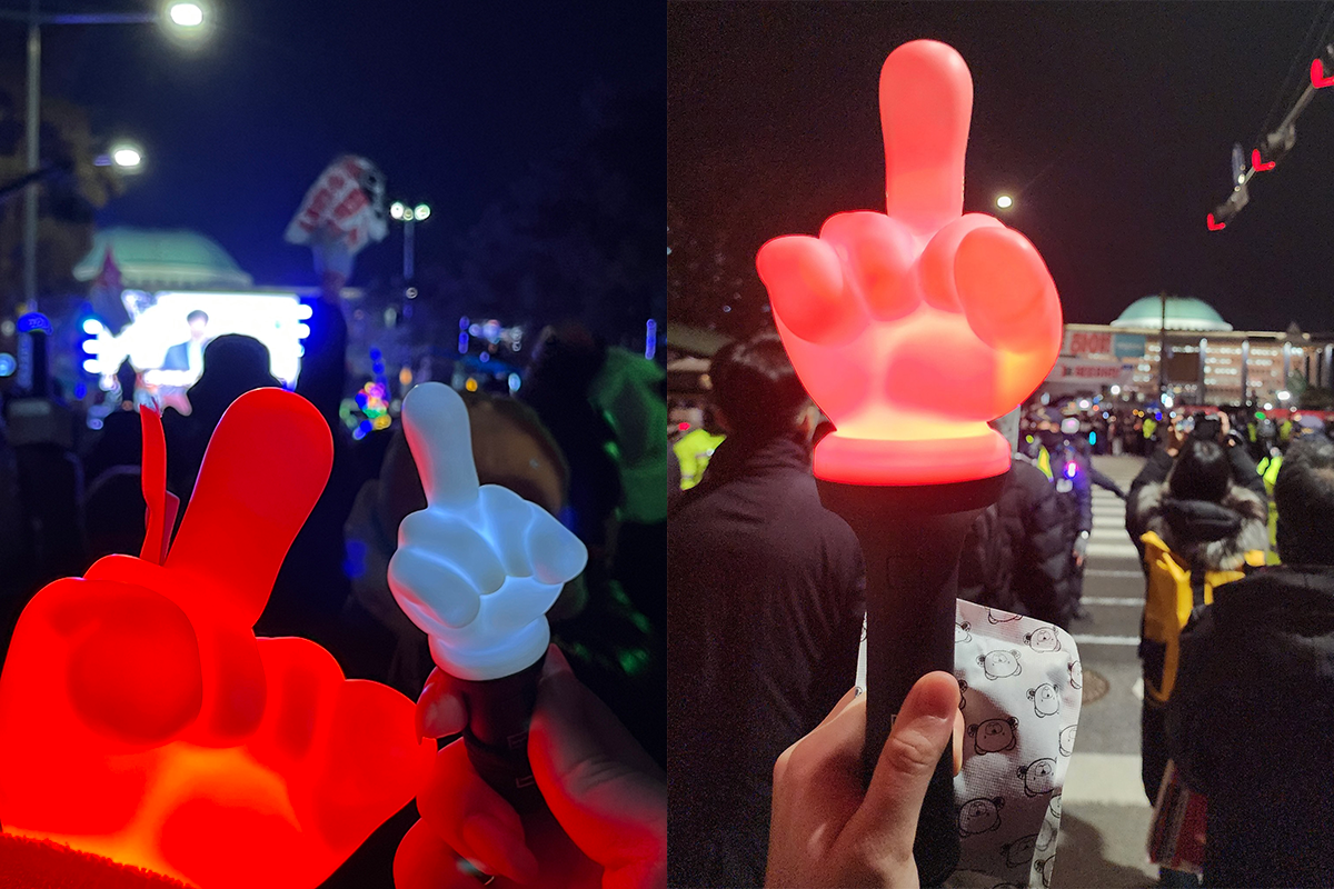 Penggemar Epik High membawa lightstick resmi ketiganya Penggemar Epik High membawa lightstick resmi ketiganya