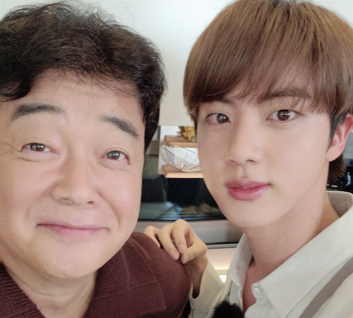 Jin BTS bekerja sama dengan Baek Jong Won untuk meluncurkan merek minuman keras tradisional 'IGIN' Jin BTS bekerja sama dengan Baek Jong Won untuk meluncurkan merek minuman keras tradisional 'IGIN'
