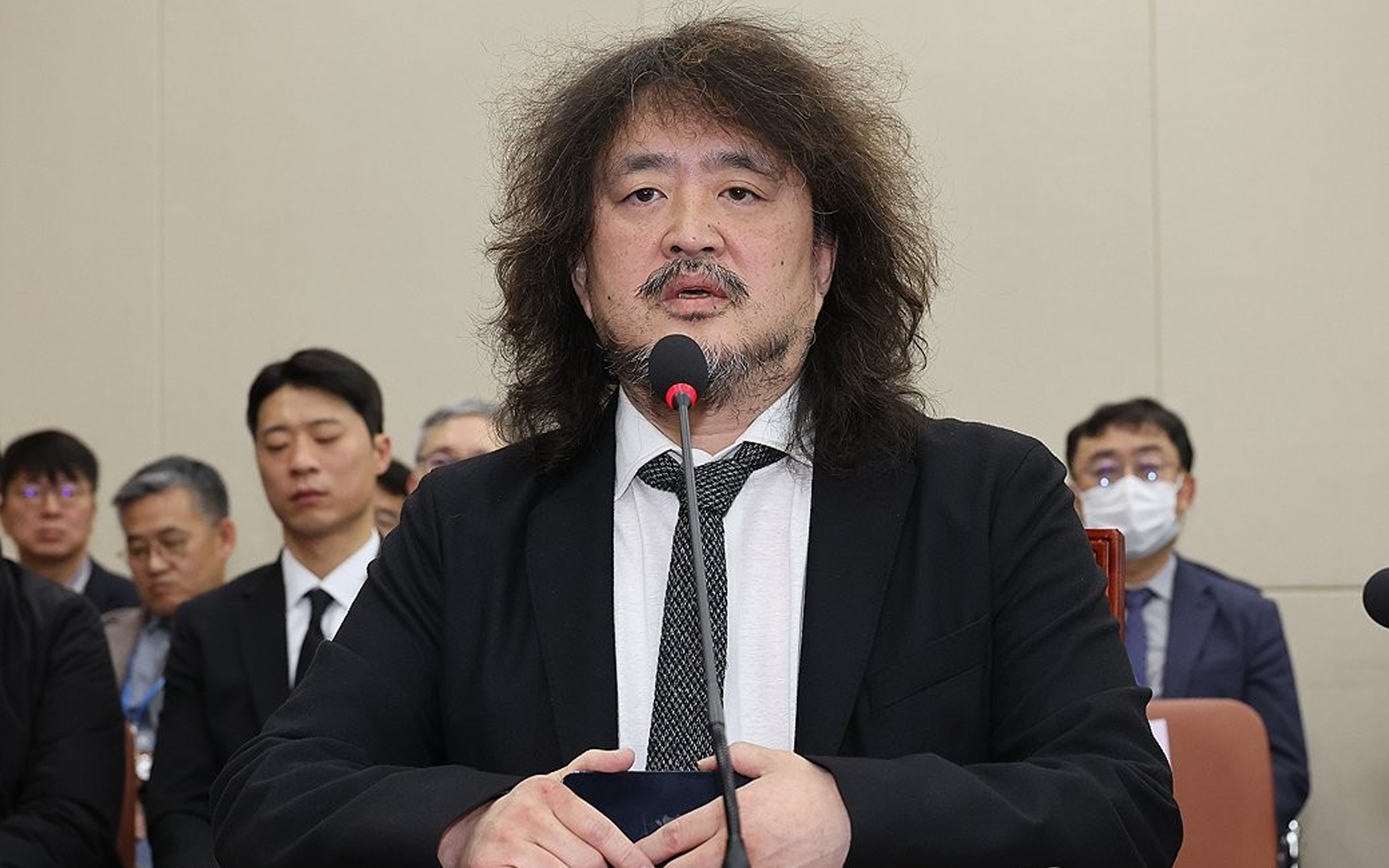 Penyiar Kim Eo Jun bersaksi tentang rencana darurat militer termasuk pembunuhan Han Dong Hoon (pemimpin Partai Kekuatan Rakyat) Penyiar Kim Eo Jun bersaksi tentang rencana darurat militer termasuk pembunuhan Han Dong Hoon (pemimpin Partai Kekuatan Rakyat)