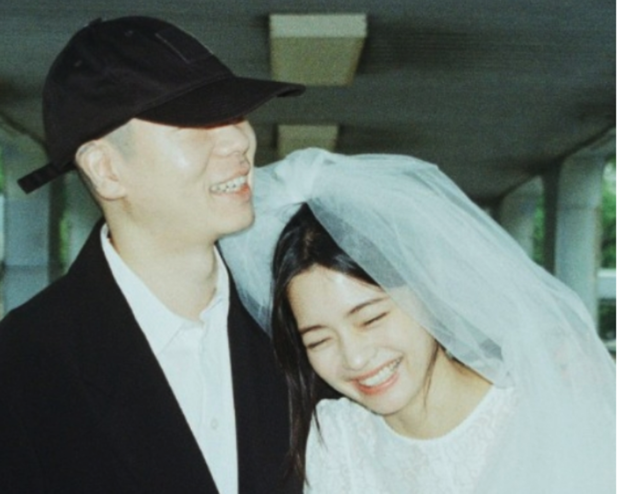 Oh Hyuk Hyukoh menikahi Model Hwang Ji Min dalam Upacara Intim Oh Hyuk Hyukoh menikahi Model Hwang Ji Min dalam Upacara Intim