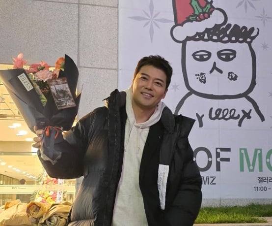 Jun Hyun Moo mengungkap pameran tunggal dan berencana mendukung seniman muda Jun Hyun Moo mengungkap pameran tunggal dan berencana mendukung seniman muda