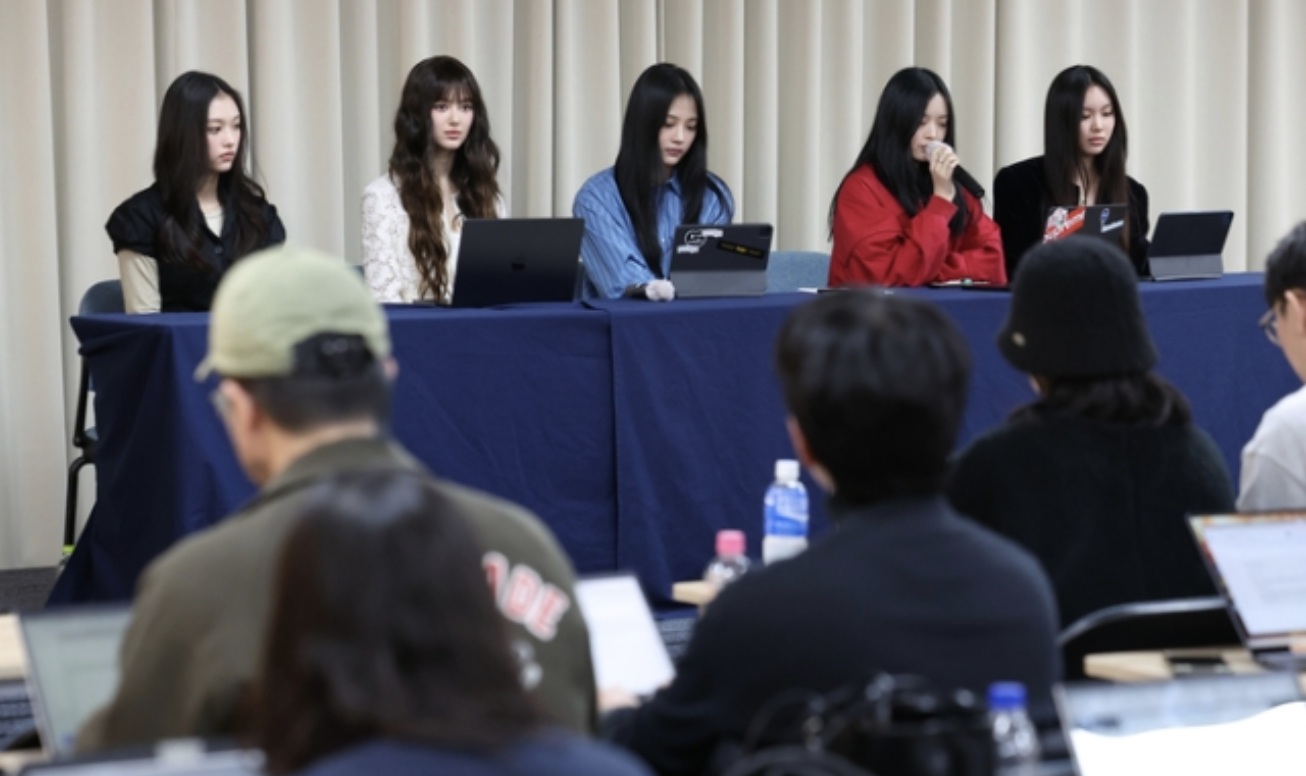 Danielle dari New Jeans membagikan pesan ulang tahun yang menyentuh hati untuk mantan CEO ADOR Min Hee Jin Danielle dari New Jeans membagikan pesan ulang tahun yang menyentuh hati untuk mantan CEO ADOR Min Hee Jin