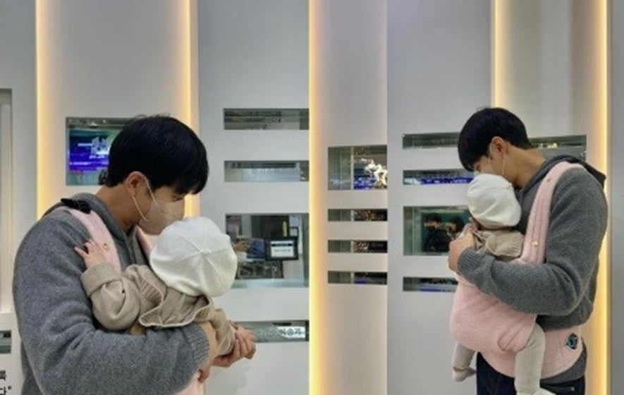 Lee Seung Gi mengunjungi rumah sakit anak-anak bersama putrinya, menyumbangkan ,5 juta Lee Seung Gi mengunjungi rumah sakit anak-anak bersama putrinya, menyumbangkan ,5 juta