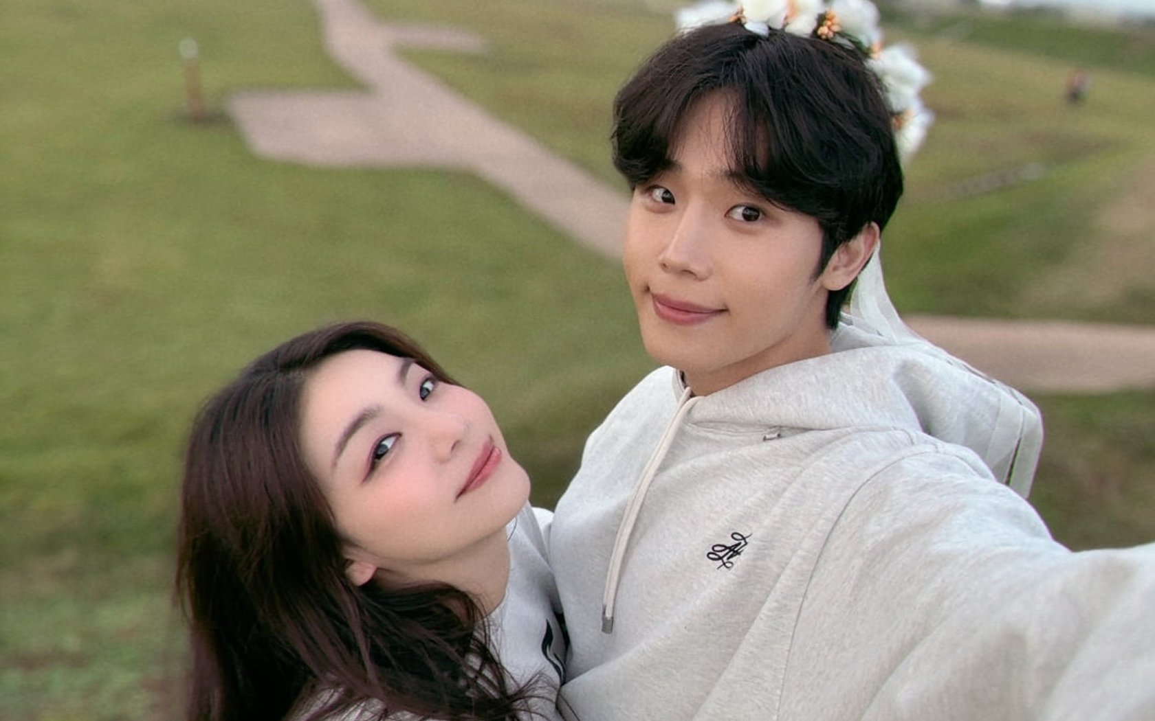 Ailee mengungkapkan bagaimana dia mulai berkencan dengan tunangannya Choi Si Hun Ailee mengungkapkan bagaimana dia mulai berkencan dengan tunangannya Choi Si Hun