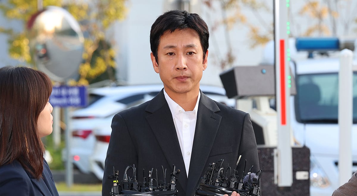 Wanita yang memeras 300 juta KRW dari Lee Sun Gyun melalui pemerasan dijatuhi hukuman 3,5 tahun penjara Wanita yang memeras 300 juta KRW dari Lee Sun Gyun melalui pemerasan dijatuhi hukuman 3,5 tahun penjara