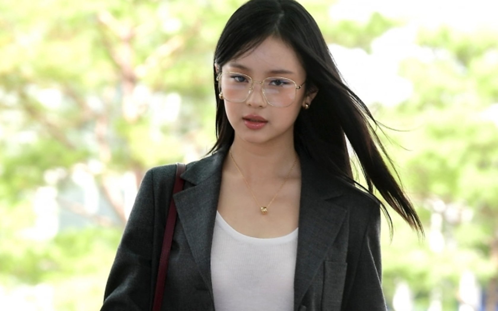 “Jeanz” Hanni mungkin menjadi orang asing ilegal dan harus kembali ke Australia karena pemutusan kontrak ADOR