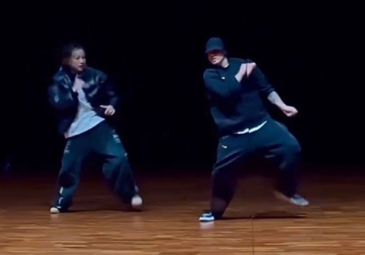 Jungkook BTS mendapat pujian atas penampilan dancenya yang memukau bersama Bada Lee Jungkook BTS mendapat pujian atas penampilan dancenya yang memukau bersama Bada Lee