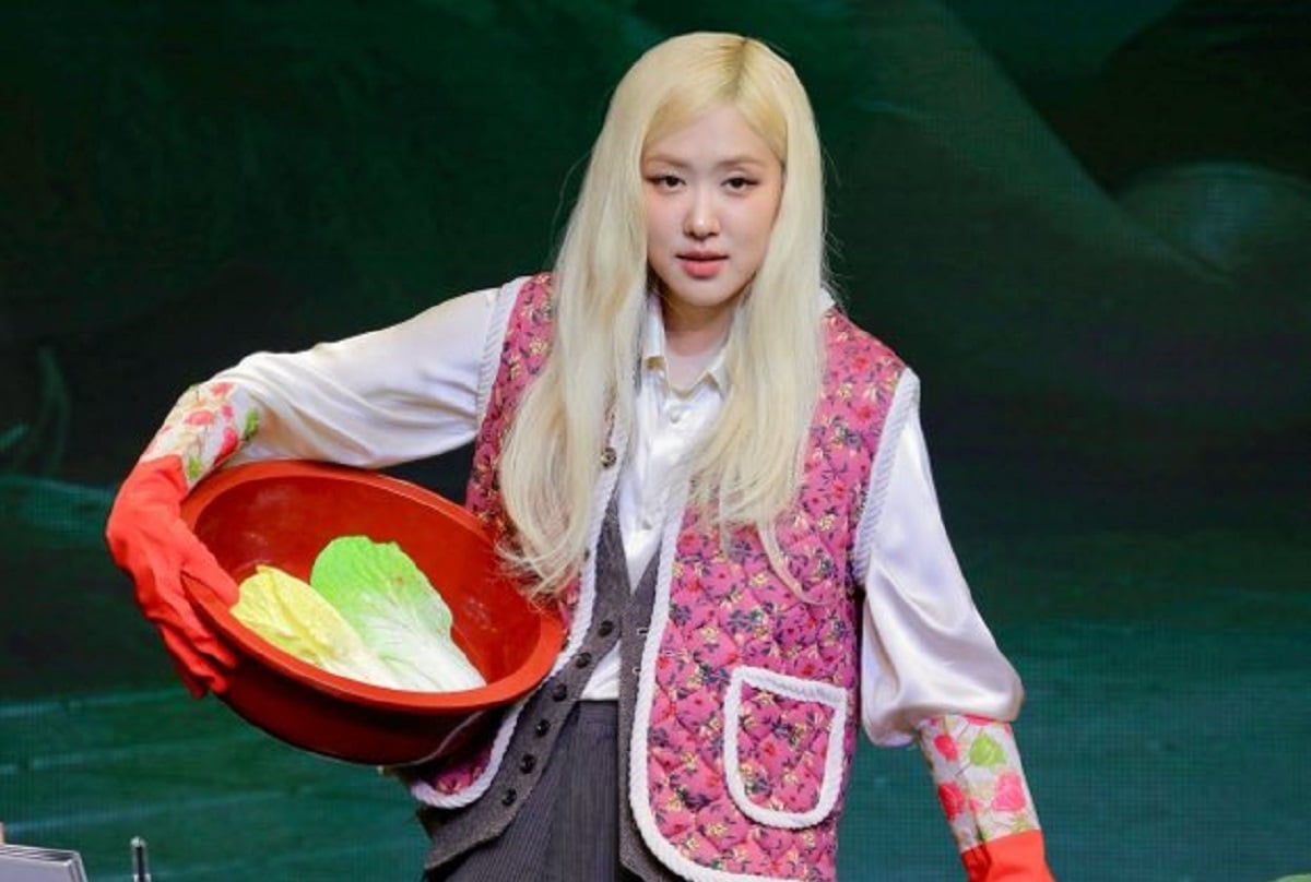 Rose BLACKPINK memanjakan penggemarnya dengan 'pakaian bibi tua' yang lucu di fansign baru-baru ini Rose BLACKPINK memanjakan penggemarnya dengan 'pakaian bibi tua' yang lucu di fansign baru-baru ini