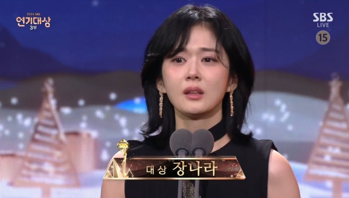 Selebriti wanita ini menjadi yang pertama memenangkan Daesang baik sebagai penyanyi maupun aktor Selebriti wanita ini menjadi yang pertama memenangkan Daesang baik sebagai penyanyi maupun aktor
