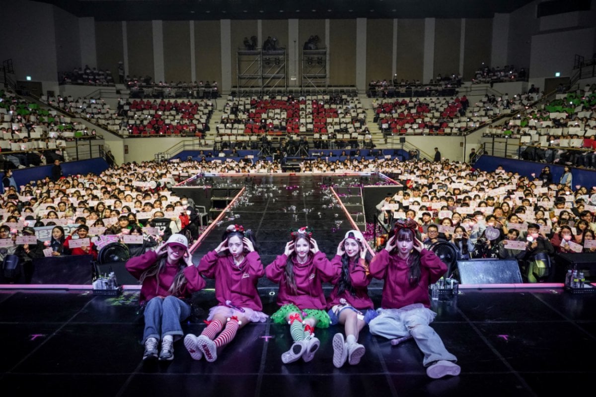 Konser grup lengkap pertama Apink dalam empat tahun memikat penggemar dengan suasana meriah Konser grup lengkap pertama Apink dalam empat tahun memikat penggemar dengan suasana meriah