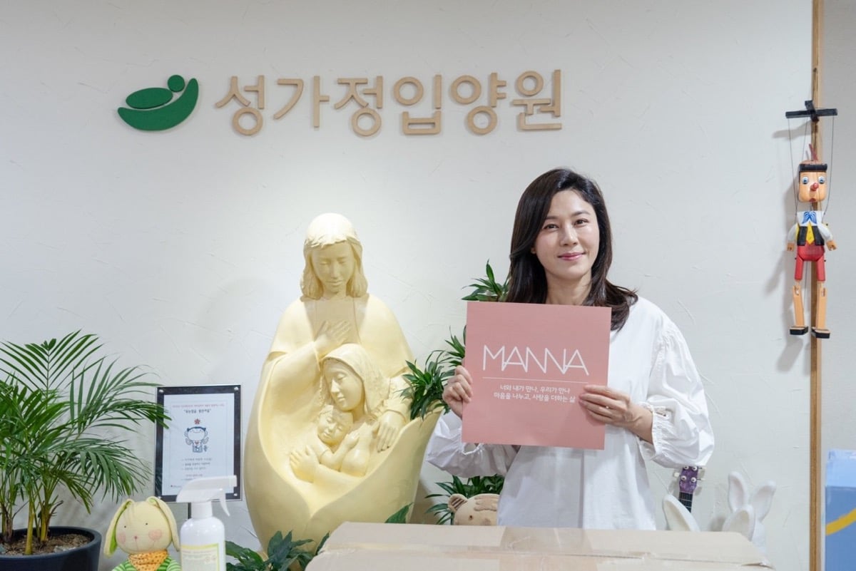 Kim Ha Neul merayakan Natal bersama anak-anak di panti asuhan Seoul Kim Ha Neul merayakan Natal bersama anak-anak di panti asuhan Seoul