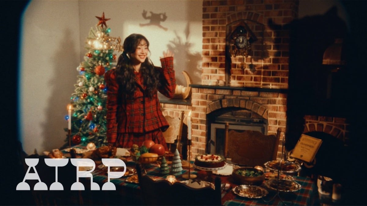 CHUU memikat penggemar dengan cover Natal ajaib dari “Nothing” Bruno Major