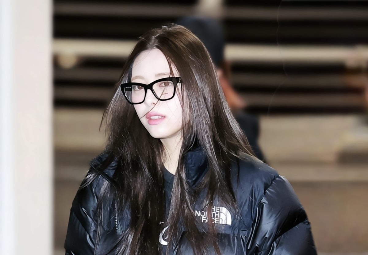 ITZY menyampaikan belasungkawa melalui pakaian serba hitam di Bandara Incheon ITZY menyampaikan belasungkawa melalui pakaian serba hitam di Bandara Incheon