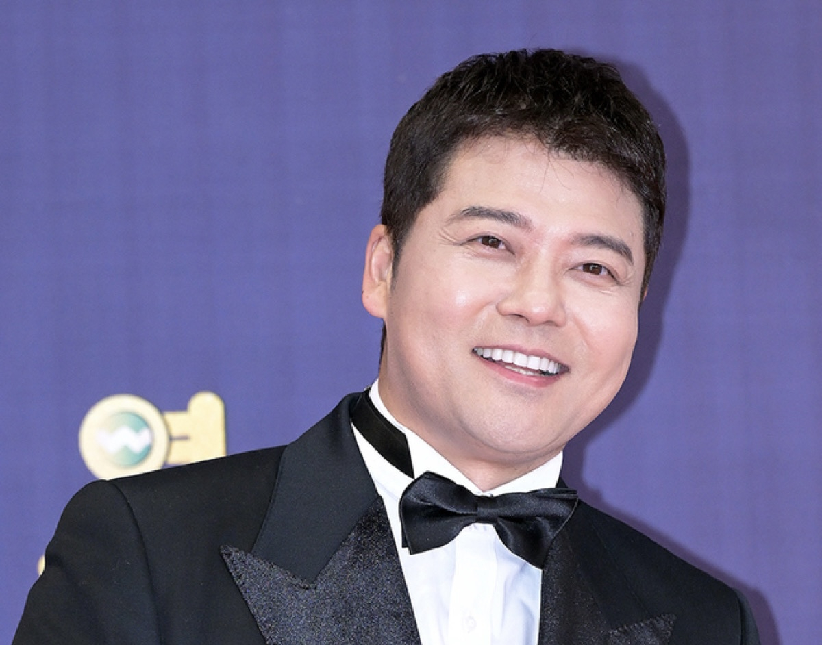 Jeon Hyun Moo menyampaikan ucapan Tahun Baru saat acara Akhir Tahun dibatalkan karena tragedi Jeon Hyun Moo menyampaikan ucapan Tahun Baru saat acara Akhir Tahun dibatalkan karena tragedi