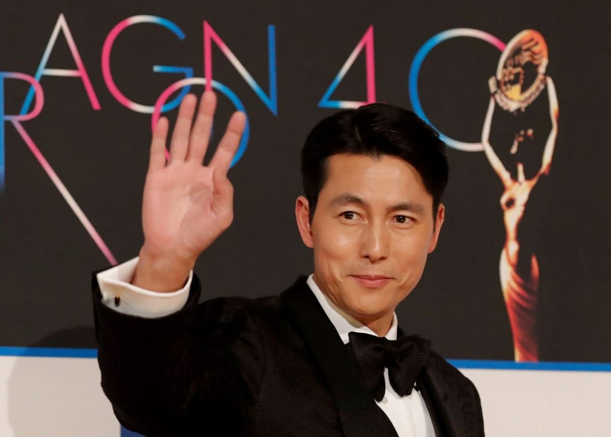 Aktor Jung Woo Sung tidak disertakan dalam perayaan Tahun Baru perusahaannya Aktor Jung Woo Sung tidak disertakan dalam perayaan Tahun Baru perusahaannya