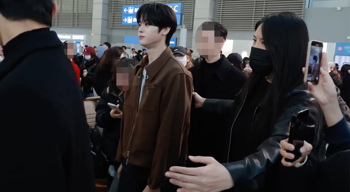 Netizen dihebohkan dengan sasaeng fan yang berpura-pura menjadi keamanan seorang idola di bandara Netizen dihebohkan dengan sasaeng fan yang berpura-pura menjadi keamanan seorang idola di bandara