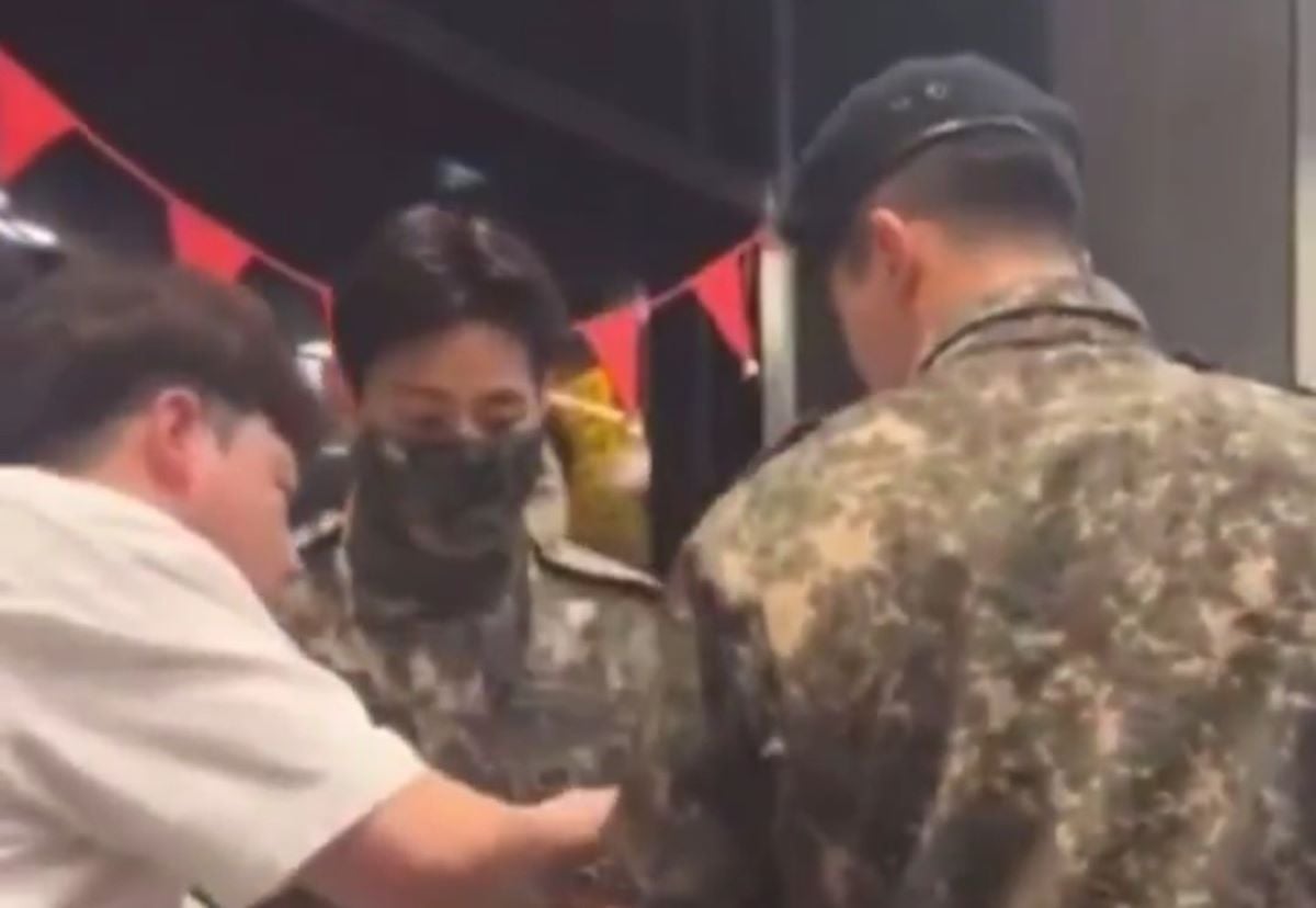 V BTS terlihat sedang mengambil minuman di sebuah kafe V BTS terlihat sedang mengambil minuman di sebuah kafe