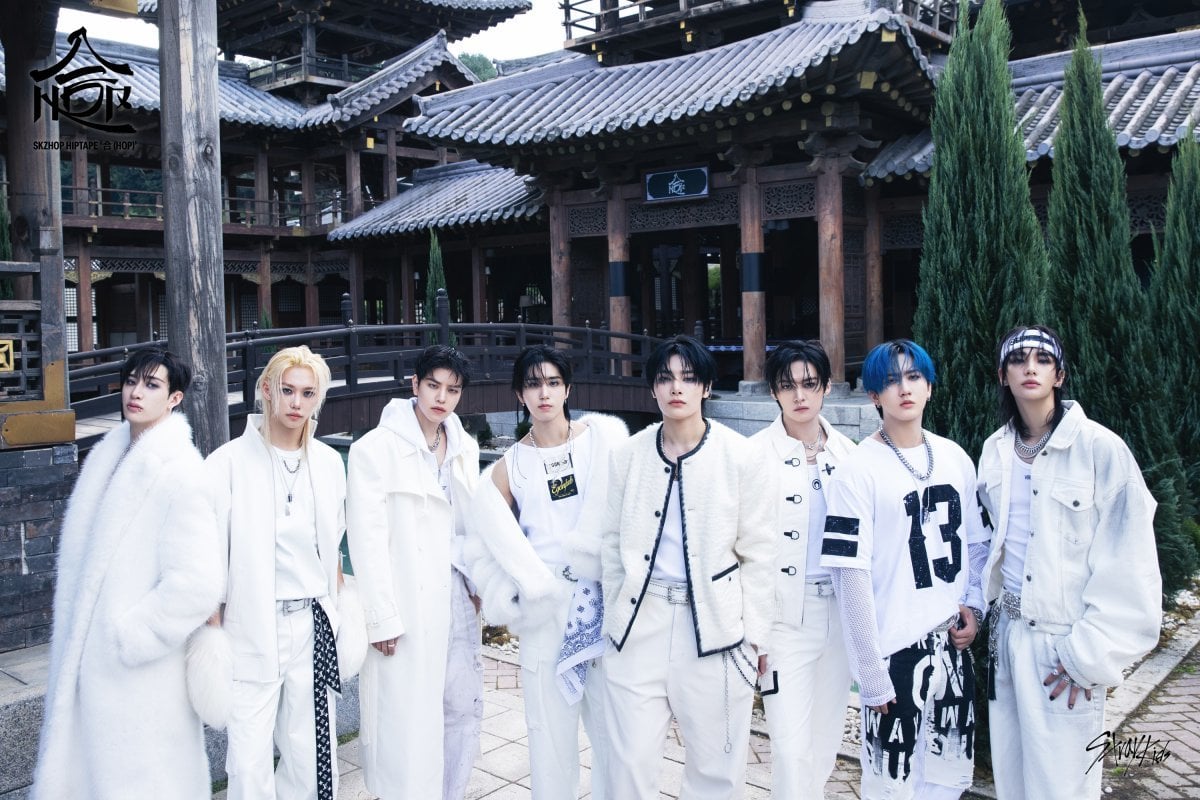 Stray Kids mengumumkan rencana besar untuk tahun 2025, termasuk tur dunia besar-besaran dan proyek baru