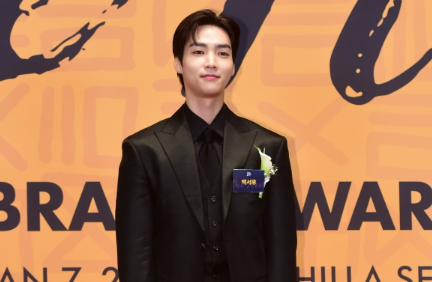 Aktor Baek Seo Hoo sekali lagi mendapat penghargaan Rookie Award di '2025 Korea First Brand Awards' Aktor Baek Seo Hoo sekali lagi mendapat penghargaan Rookie Award di '2025 Korea First Brand Awards'