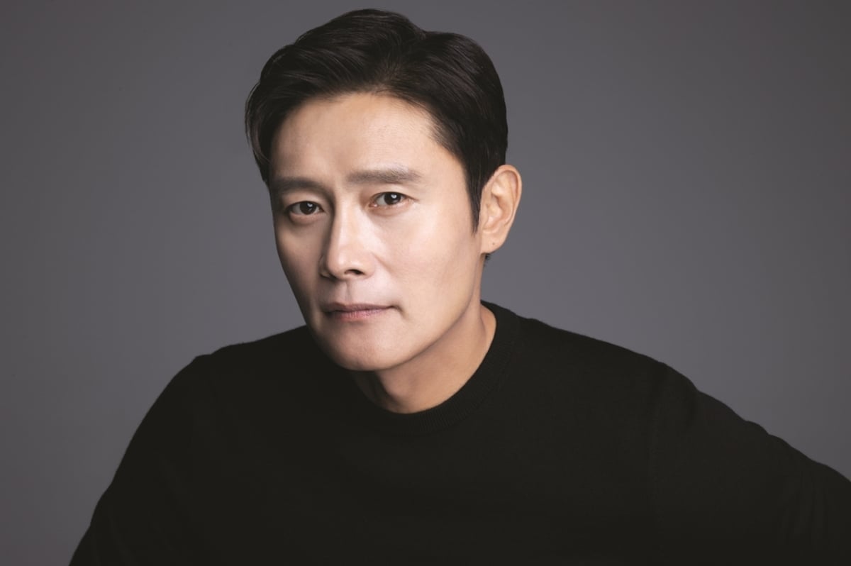 Lee Byung Hun membahas kontroversi seputar pemeran 'Squid Game Season 2'