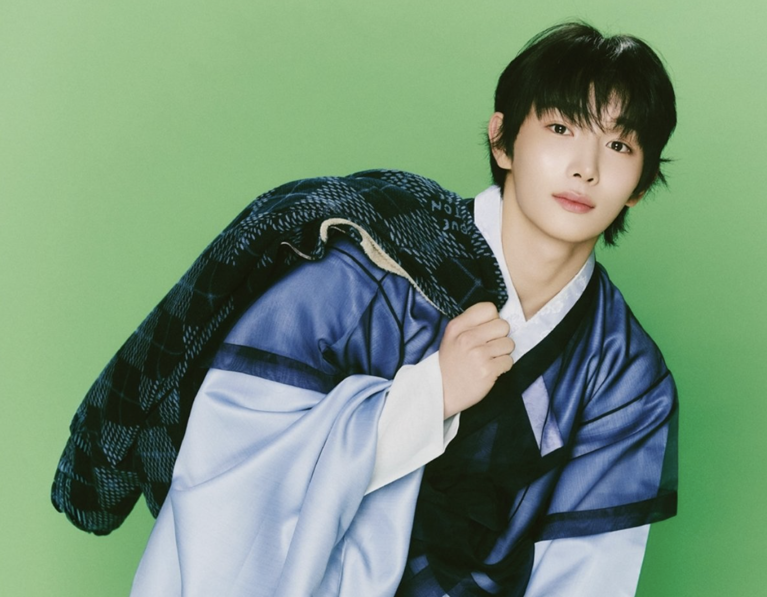 Ziwoo ARrC memulai awal baru di usia dua puluhan dengan pemotretan solo debut untuk DAZED