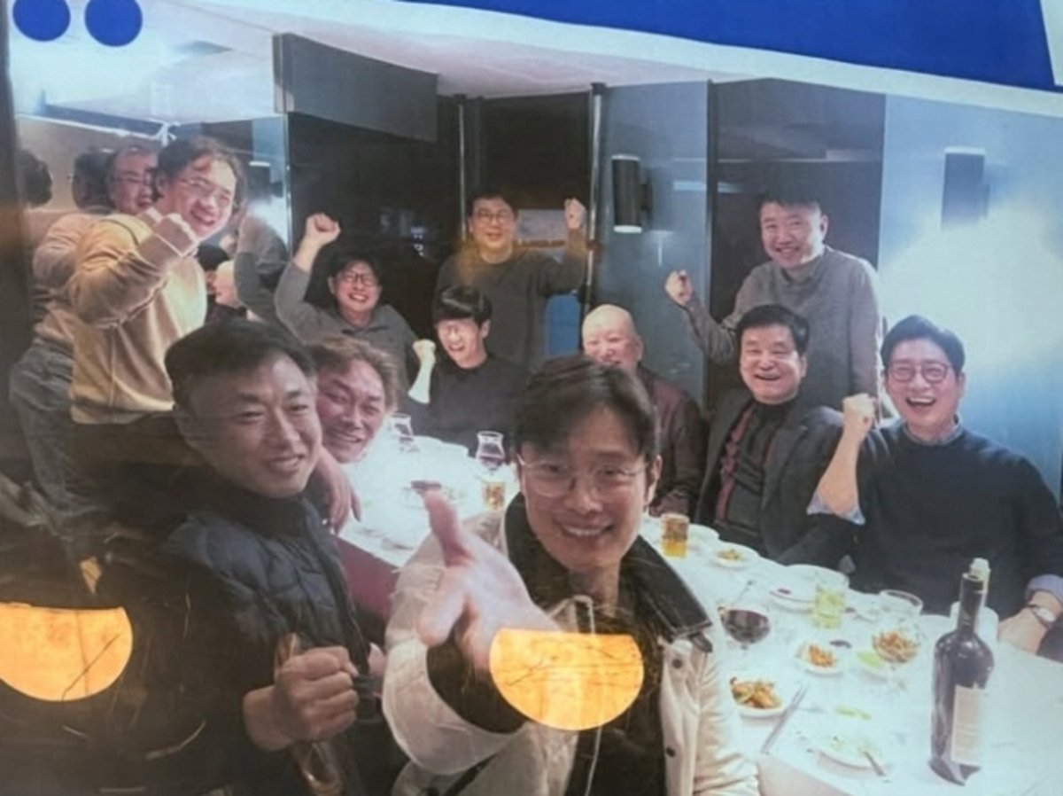 Lee Byung Hun membagikan foto reuni SMA dengan sentuhan humor