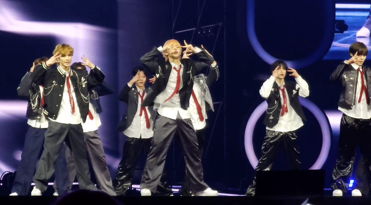 Trainee berambut merah muda dari ‘SMTOWN LIVE 2025’ menarik perhatian