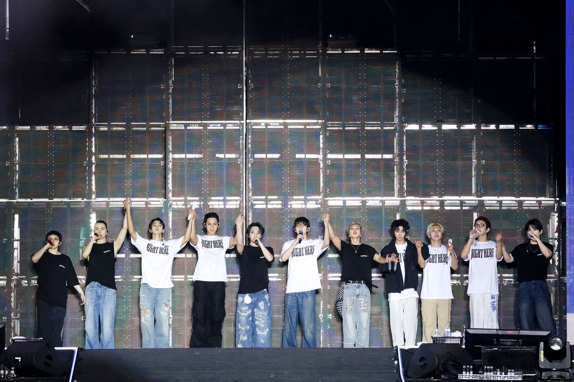 SEVENTEEN mengawali tahun 2025 dengan pertunjukan dua malam 'RIGHT HERE' di Filipina SEVENTEEN mengawali tahun 2025 dengan pertunjukan dua malam 'RIGHT HERE' di Filipina