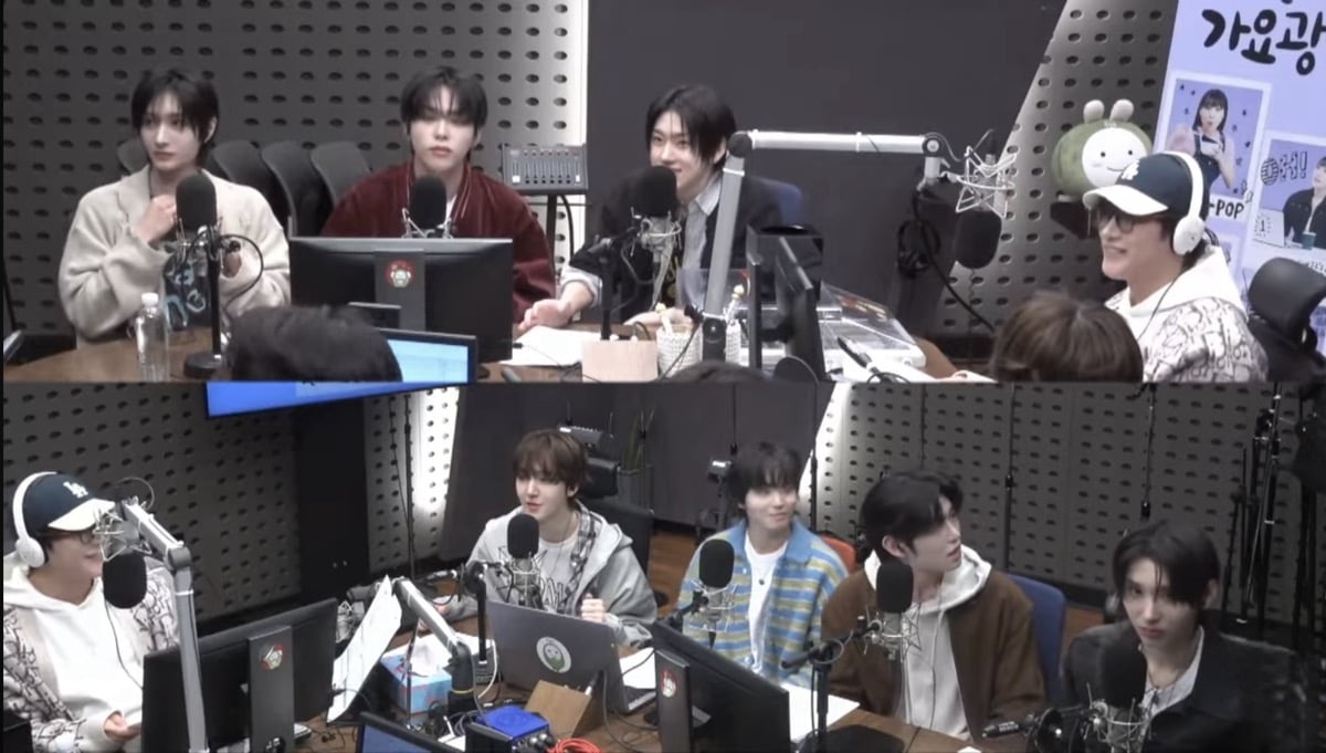 Jun.K merayakan debut KickFlip pada penampilan radio pertama mereka