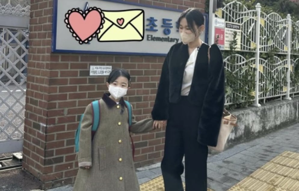 Lee Ji Hye berbagi momen mengharukan saat putrinya Tae Ri bersiap ke sekolah Lee Ji Hye berbagi momen mengharukan saat putrinya Tae Ri bersiap ke sekolah