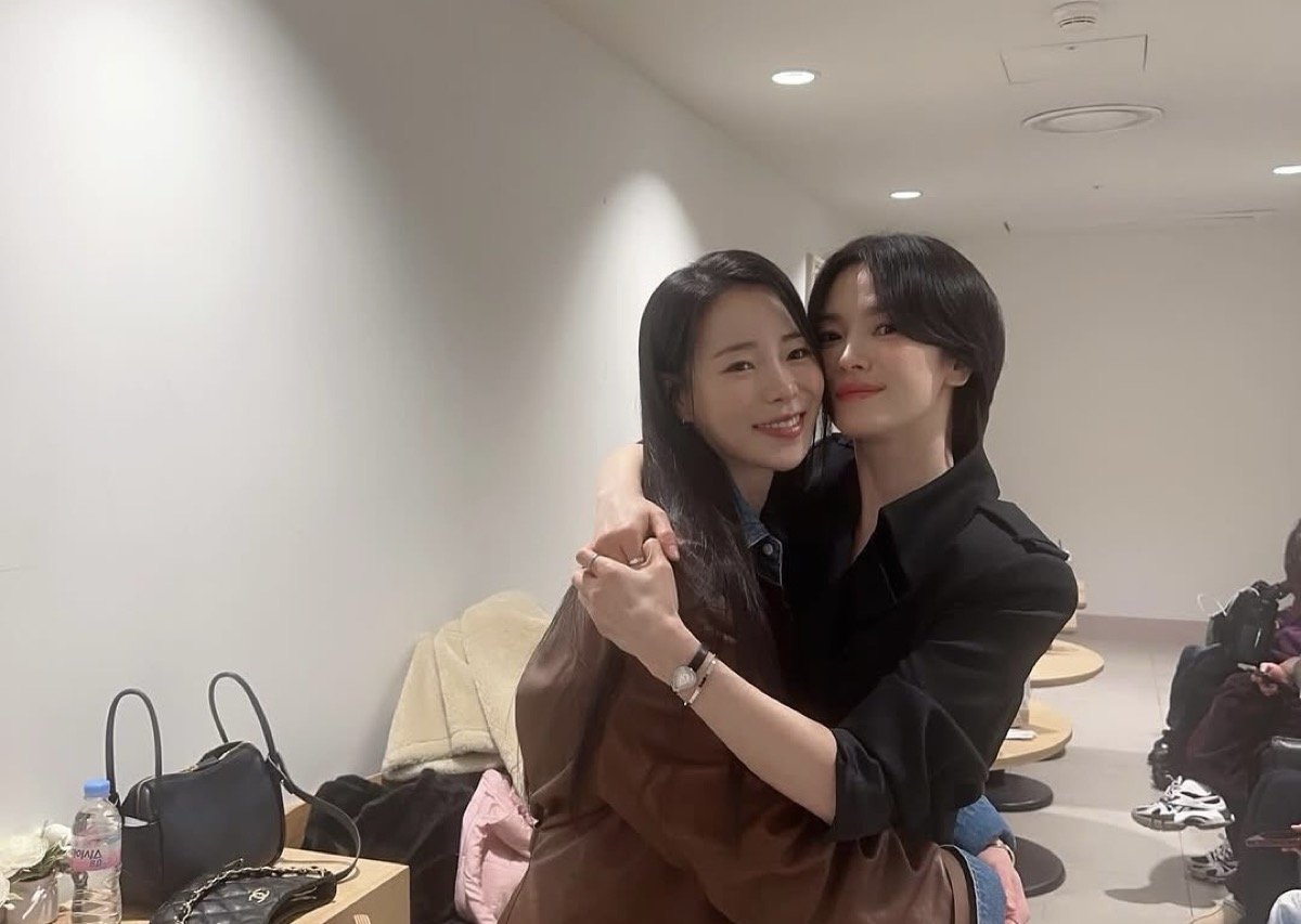 Bintang 'The Glory' Lim Ji Yeon dan Song Hye Kyo menunjukkan persahabatan yang langgeng