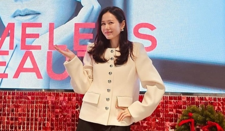 Son Ye Jin tampil memukau dengan rok mini saat dia menyampaikan ucapan Tahun Baru