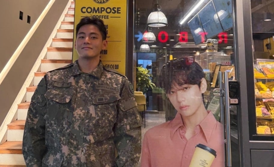 BTS V berbagi ucapan Tahun Baru dan kabar terbaru tentang kehidupan militer BTS V berbagi ucapan Tahun Baru dan kabar terbaru tentang kehidupan militer
