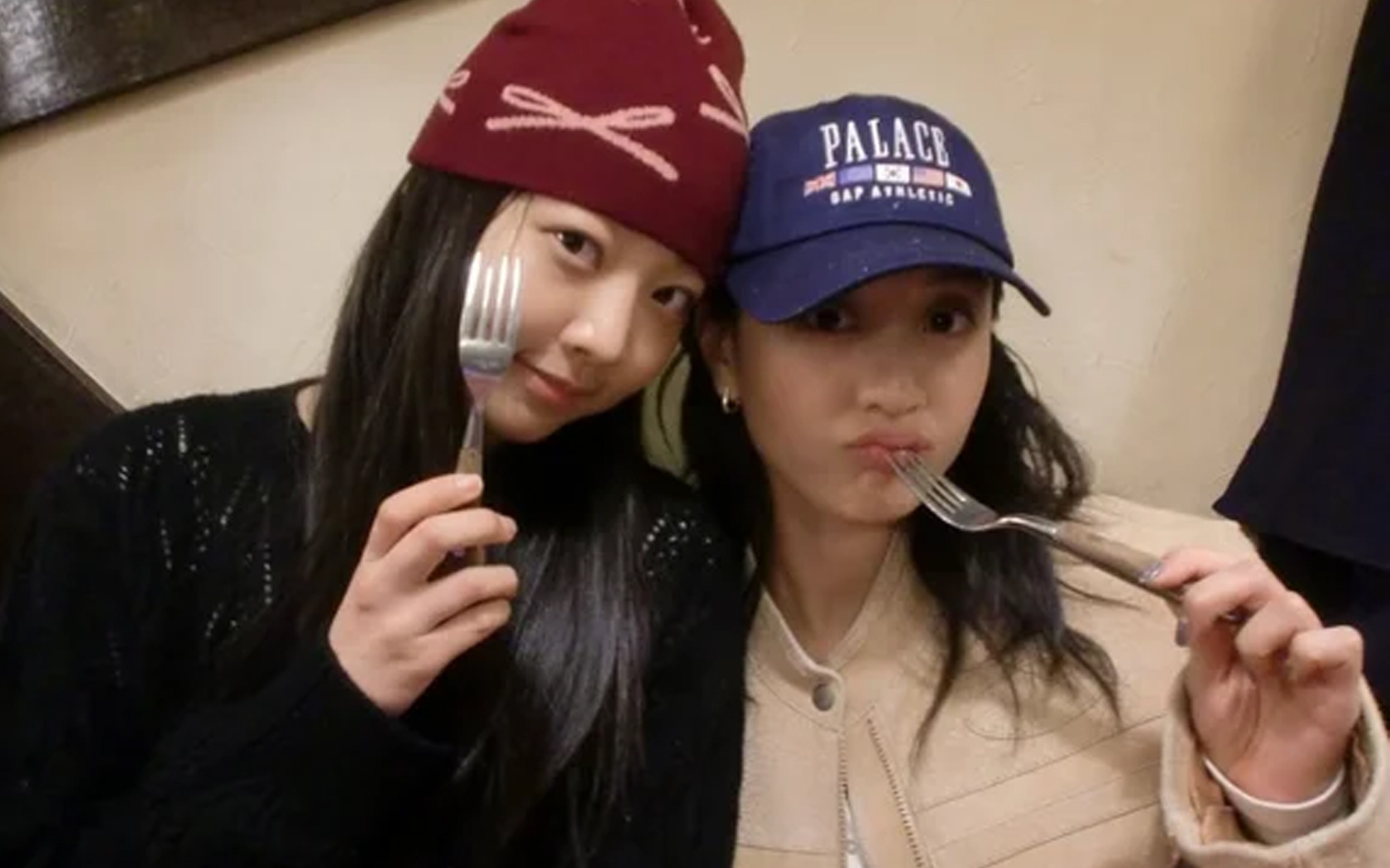 Jihyo dua kali bepergian ke Jepang dengan adik perempuannya Jihyo dua kali bepergian ke Jepang dengan adik perempuannya
