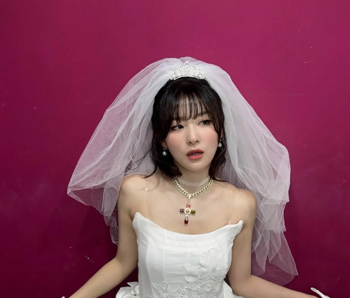 Red Velvet's Seulli Wows Fans di panggung yang terinspirasi pernikahan mencari 'Lucky'