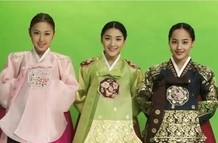 Bada membagikan foto grup SES di Hanbok