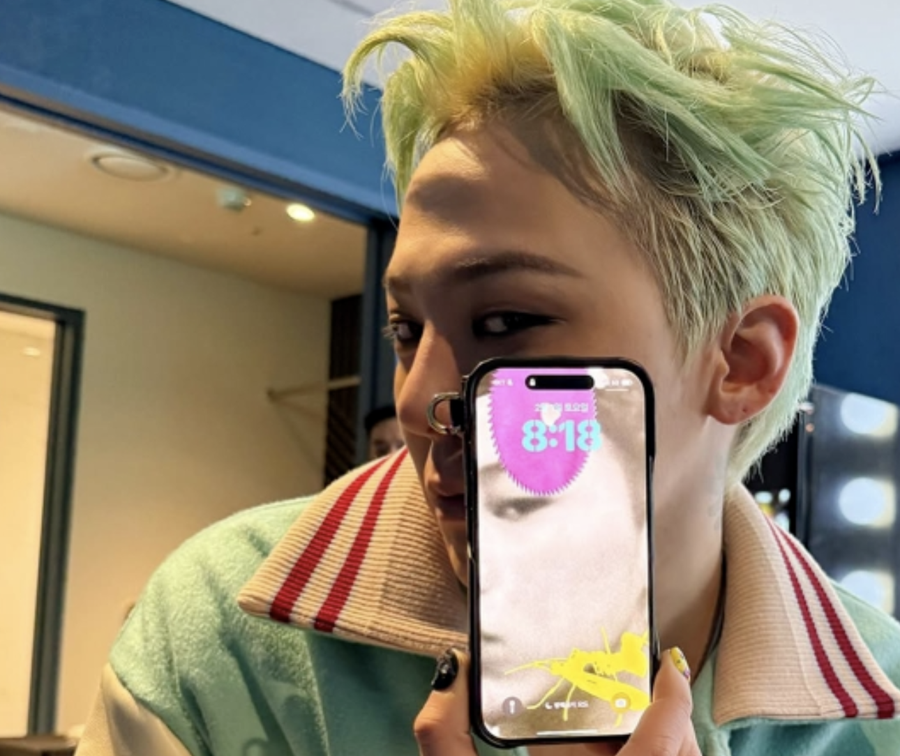 G-Dragon menandai tempatnya di Hall of Fame dengan tanda tangan yang berani