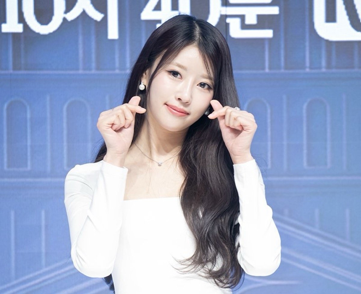 Mijoo membuat penampilan publik pertama sejak rumor putus tetapi tetap diam