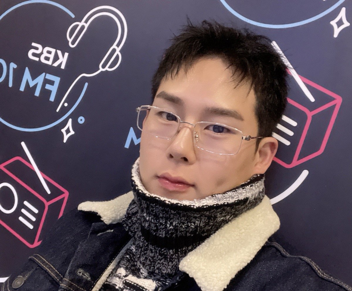Jooheon dari Monsta X bersatu kembali dengan para penggemar di 'Joohoneywalker' setelah keluarnya militer